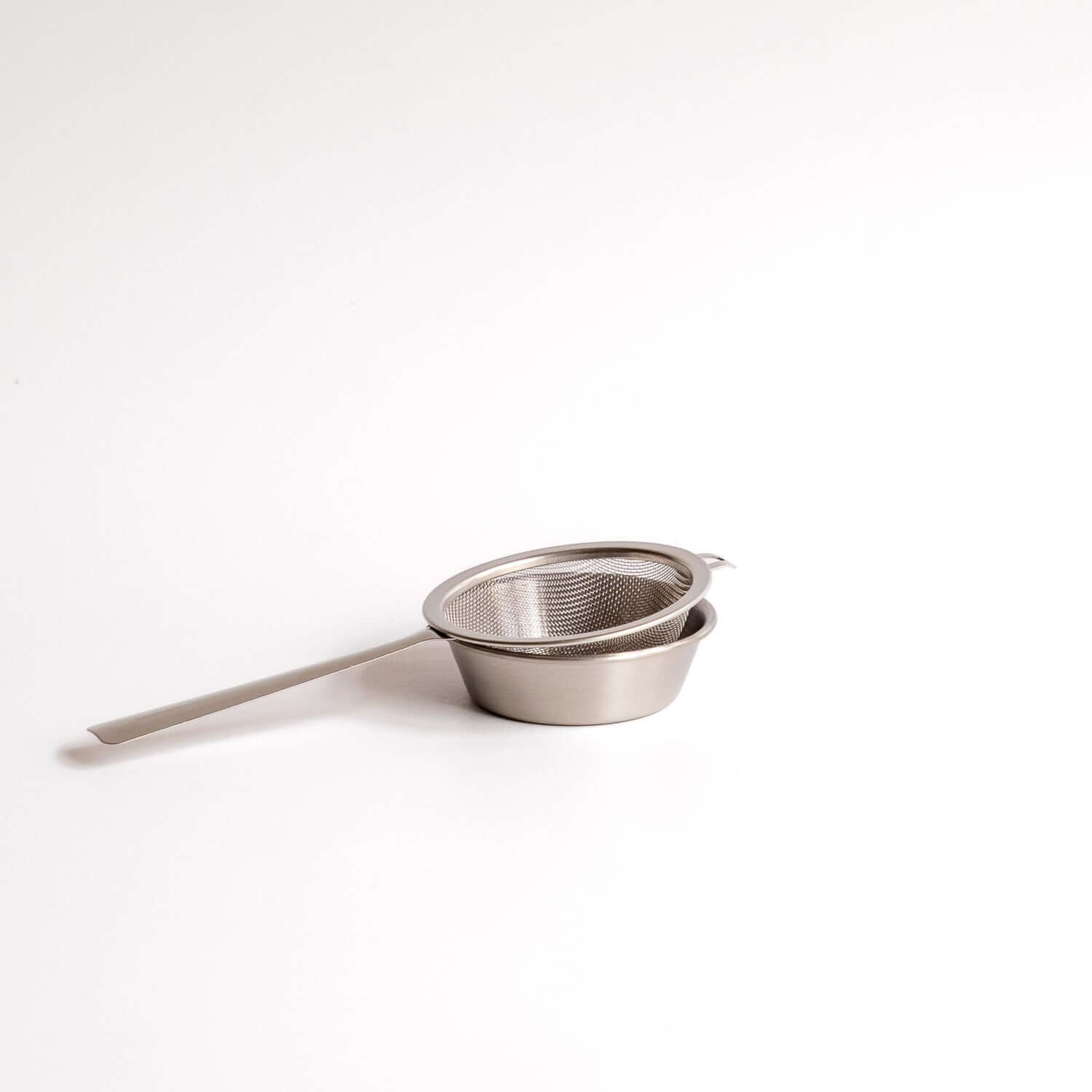 Matcha Sieb mit Untertasse aus Edelstahl für glatten, klümpchenfreien Matcha - praktisches Tool für dein Ritual.