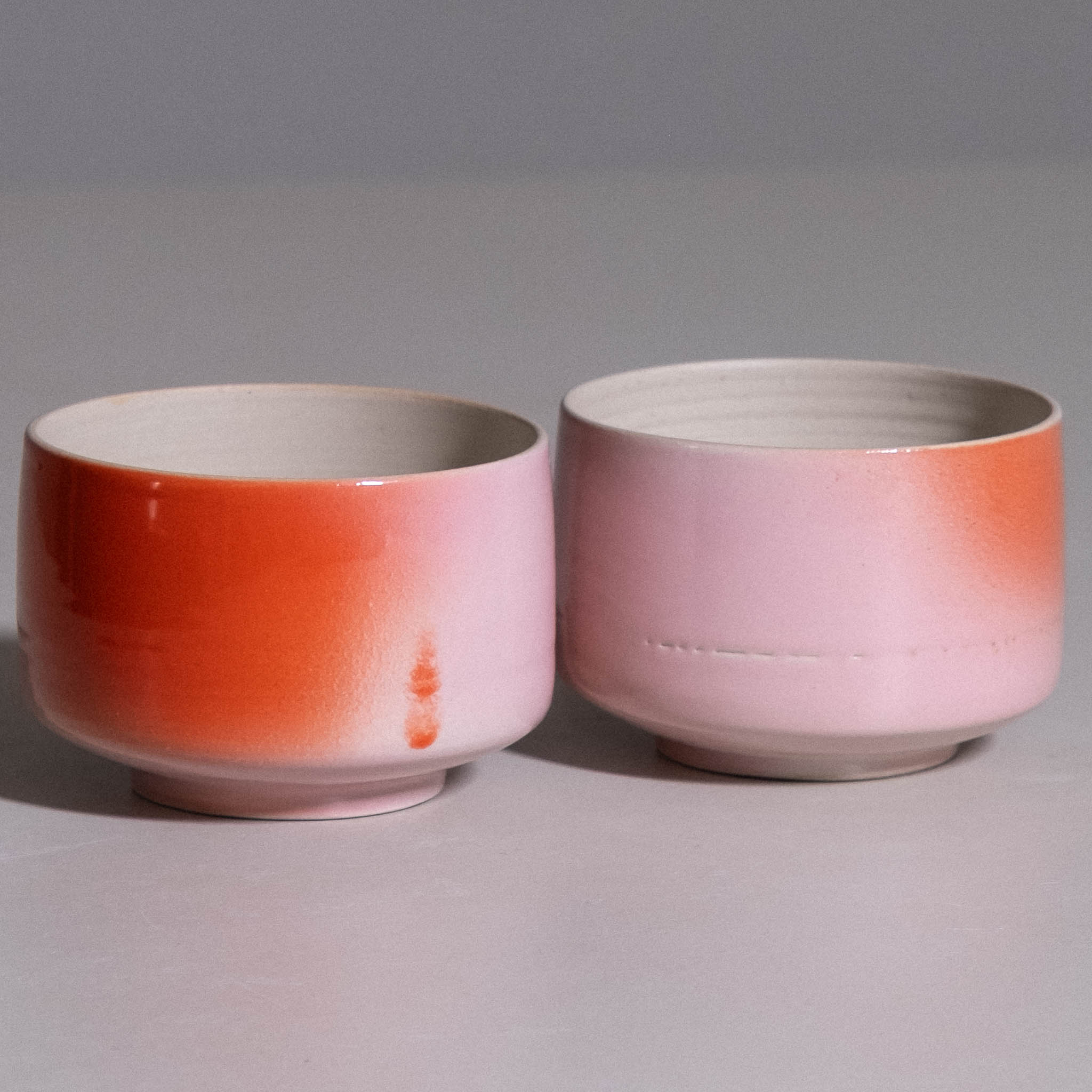 Matcha Cup aus handgemachter Keramik mit verlaufendem Glasur-Finish, Detailansicht.