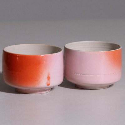 Matcha Cup aus handgemachter Keramik mit verlaufendem Glasur-Finish, Detailansicht.