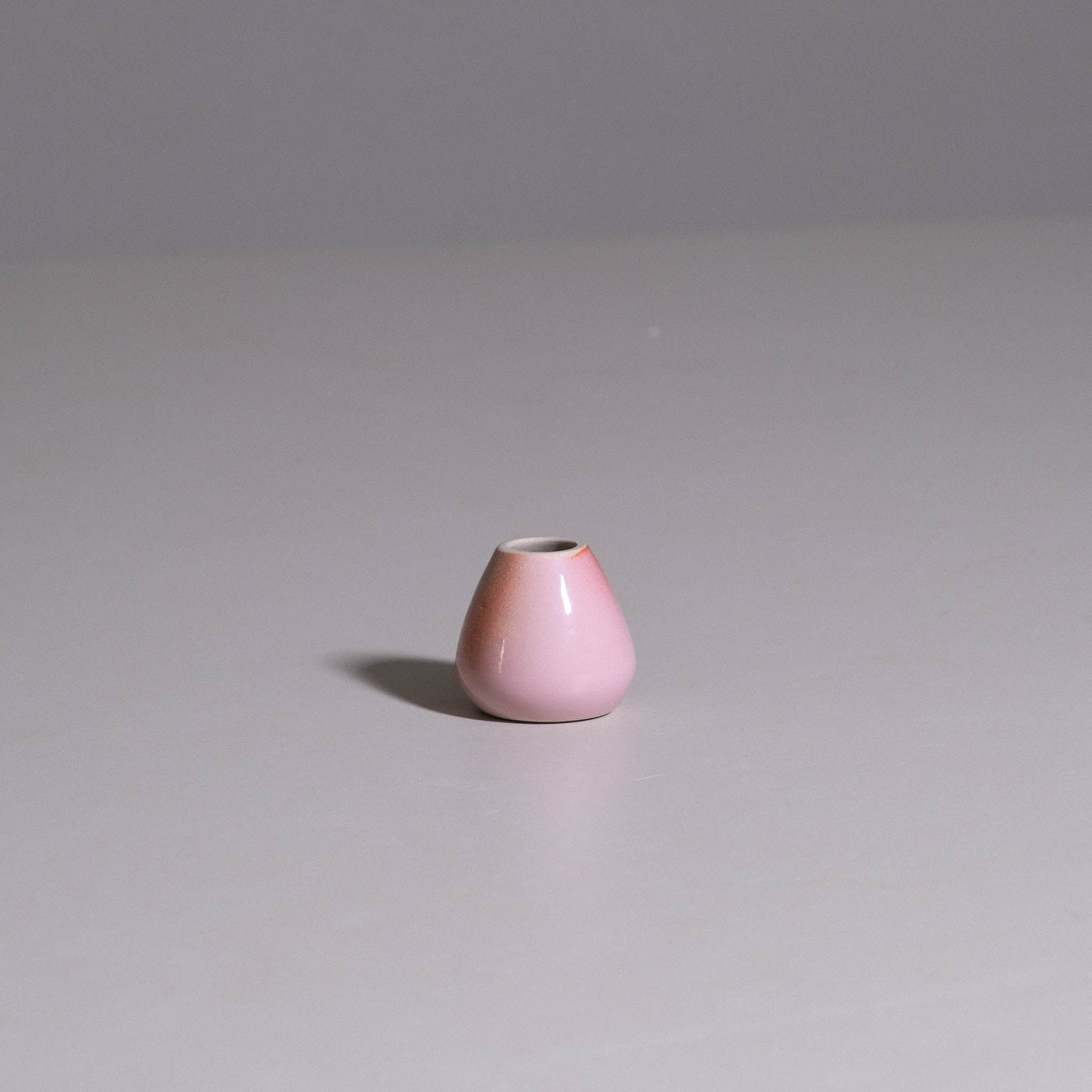 Matcha Whisk Holder aus handgemachter Keramik mit verlaufender Glasur.
