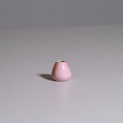Matcha Whisk Holder aus handgemachter Keramik mit verlaufender Glasur.