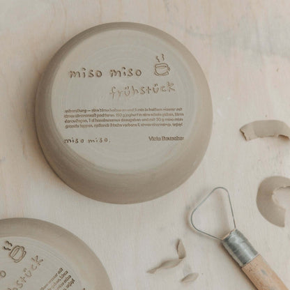 rote handgefertigte Granola Schale auf der Töpferscheibe, ideal für Frühstücksgerichte.