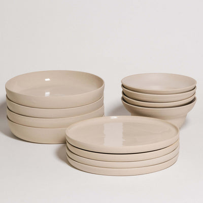 Mix & Match - Tableware Bundle mit handgefertigten Keramikplatten und Schalen in neutralen Tönen.