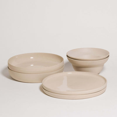 Mix & Match - Tableware Bundle aus handgemachter Keramik, bestehend aus Schalen und Tellern.