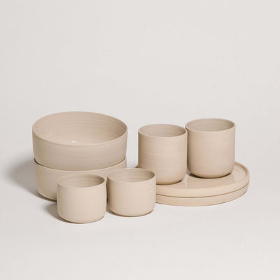 Mix & Match - Tableware Bundle aus handgemachter Keramik in neutralen Farbtönen.