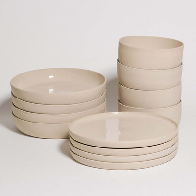 Mix & Match - Tableware Bundle aus handgemachter Keramik, Stapel von Tellern und Schalen in neutralen Farben.