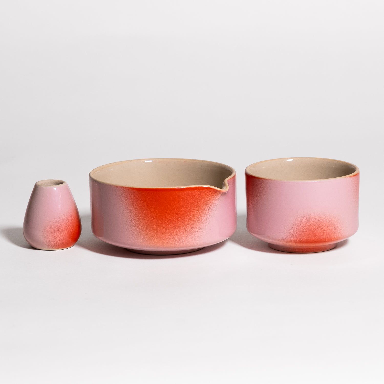 Mix & Match Matcha Bundle Builder mit handgefertigtem Steinzeug in rosa und rot.