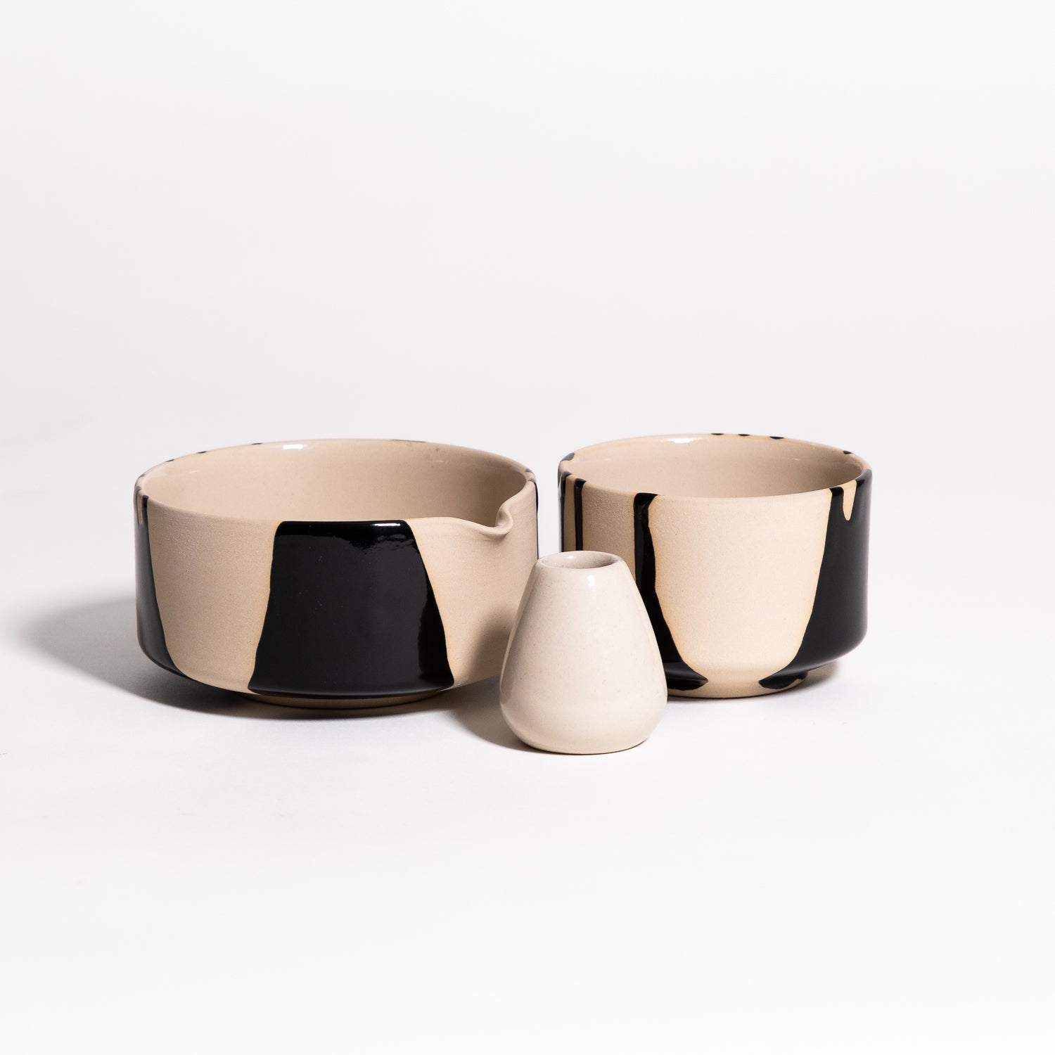 Mix & Match Matcha Bundle Builder aus handgefertigtem Steinzeug in schwarz und beige.
