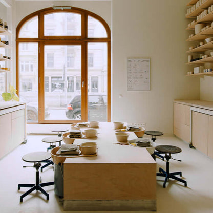 Wochenend Töpferkurs mit Viola – Töpferatelier mit Tischen und Stühlen für kreatives Arbeiten.