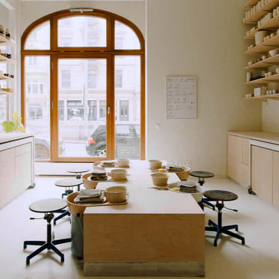 Wochenend Töpferkurs mit Viola – Töpferatelier mit Tischen und Stühlen für kreatives Arbeiten.