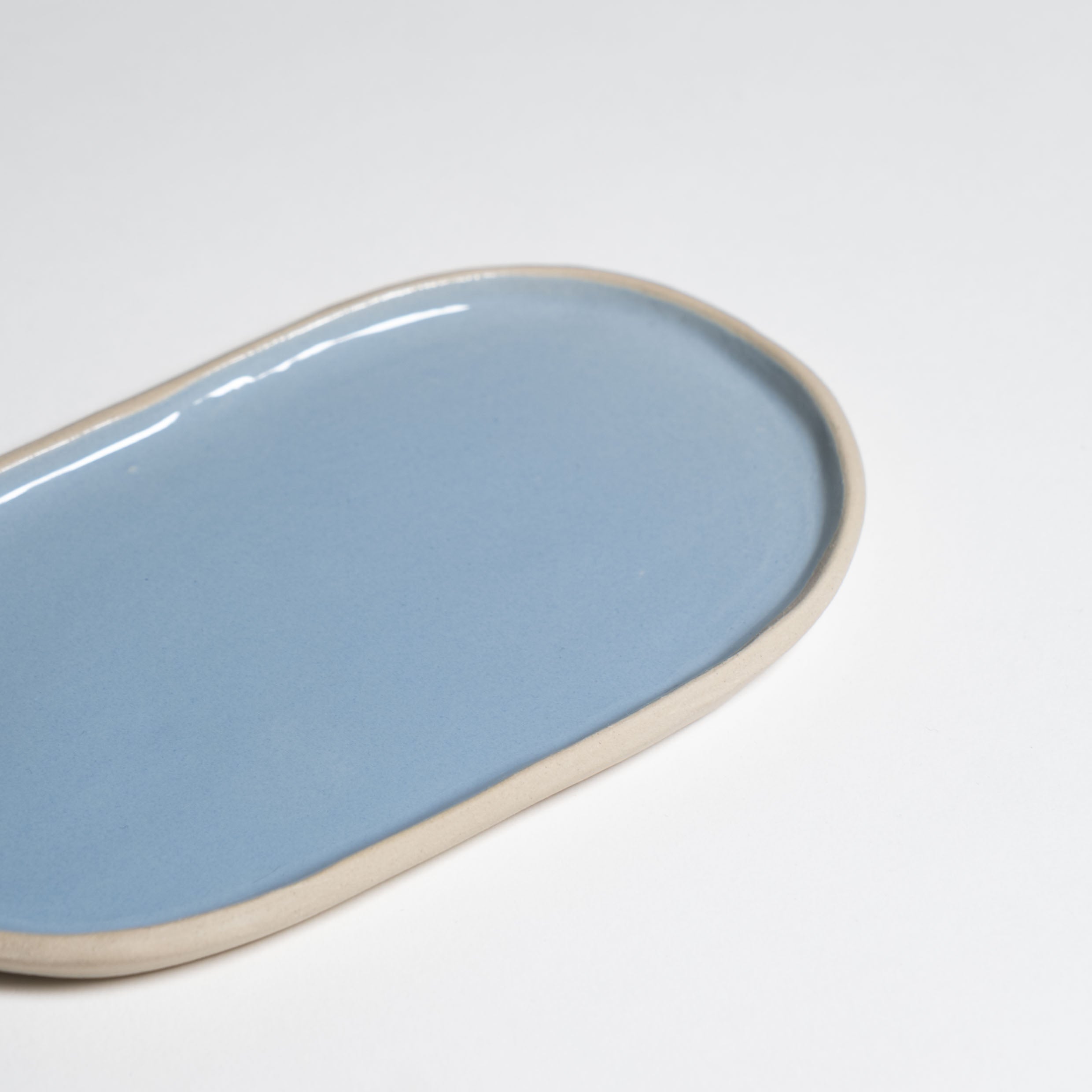 Serviertablett Oval Iceblue aus Steinzeug, klein und flach, in schöner Eisblau-Farbe.