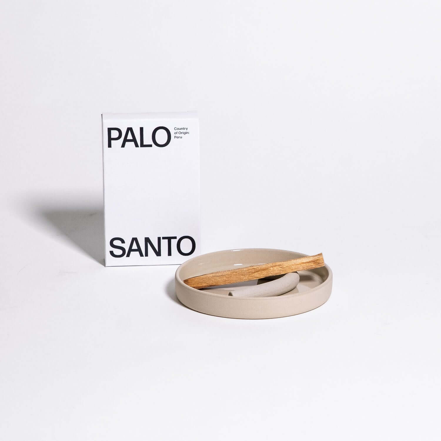 Palo Santo Set in Creme mit Untertasse und Stäbchen auf weißem Hintergrund.