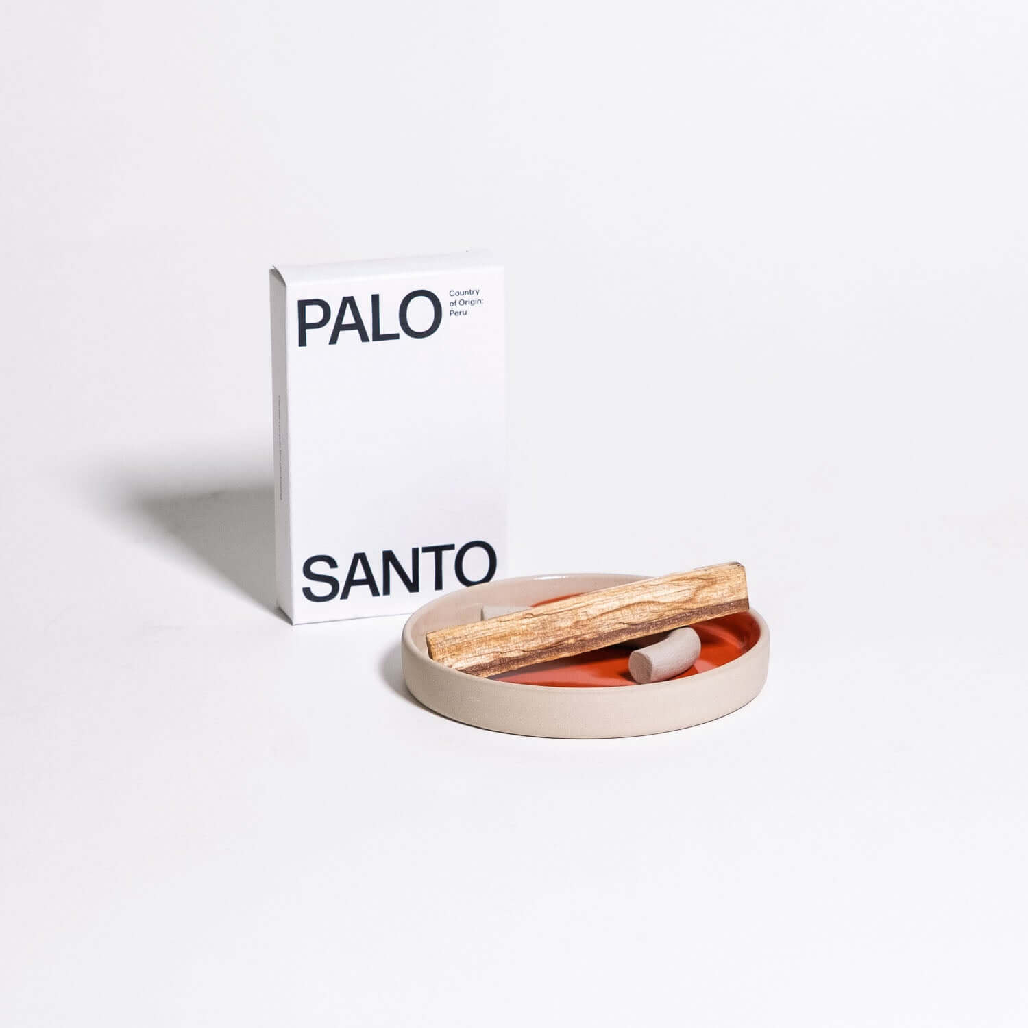 Palo Santo Set mit roter Splash-Glasur, drei Stäbchen und Keramik-Halter auf einer Steinzeug-Untertasse.