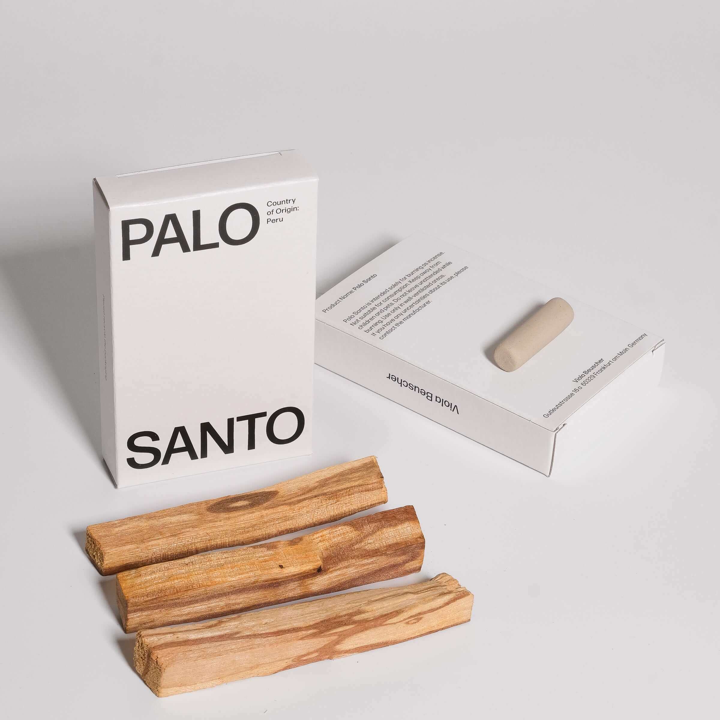 Palo Santo Set mit drei Stäbchen und Verpackung auf einem hellen Hintergrund.