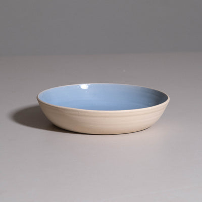 Pasta Bowl aus handgemachter Keramik mit weicher eisblauer Glasur.