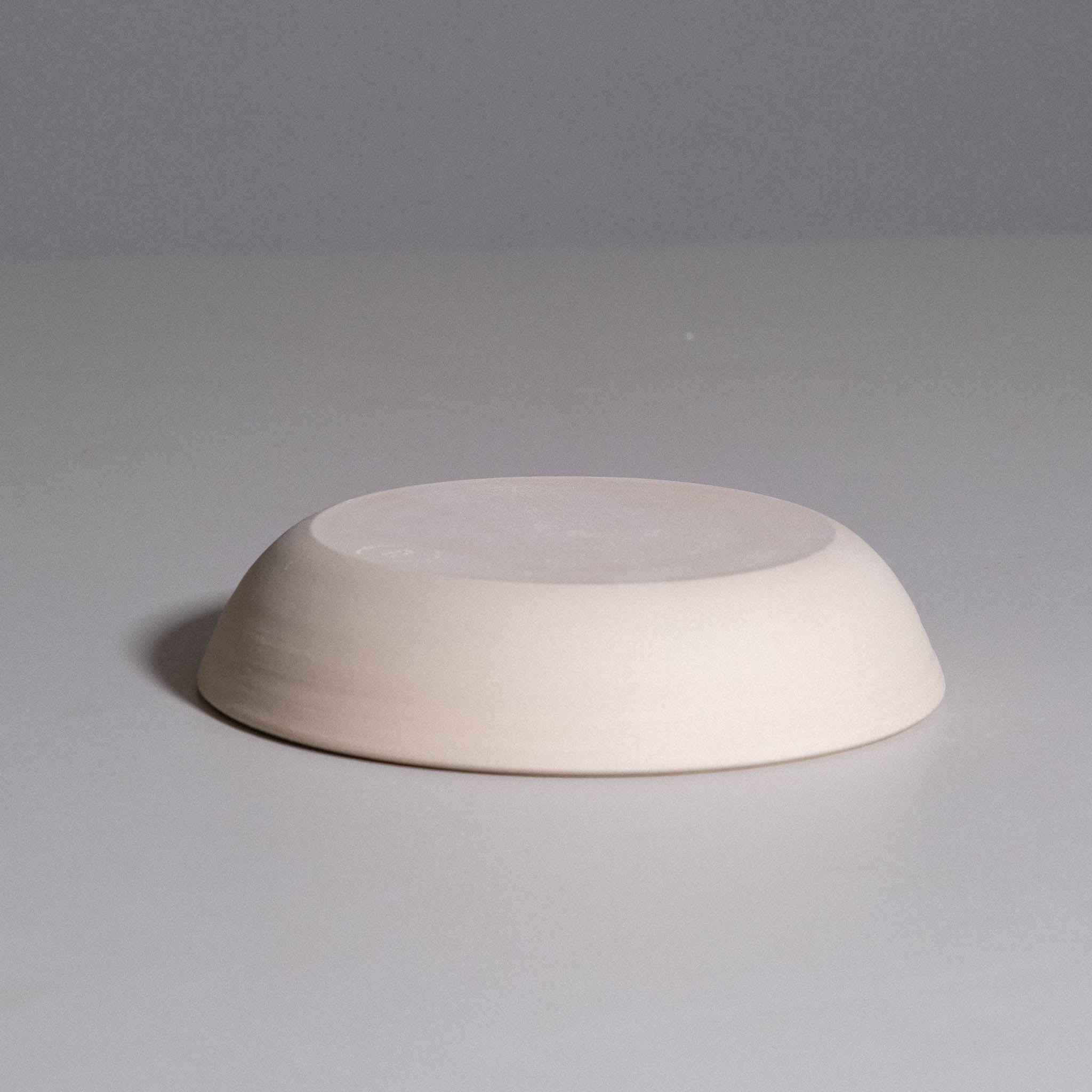Pasta Bowl aus handgemachter Keramik in zartem Eisblau mit glatter Glasur.