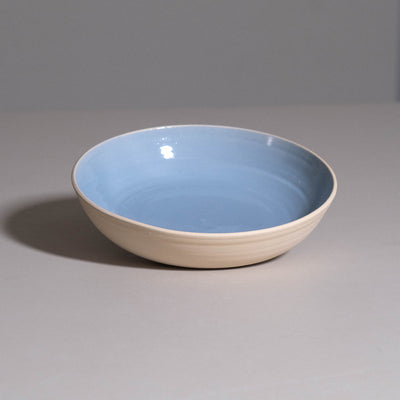 Pasta Bowl aus handgemachter Keramik mit sanftem eisblauen Finish und feiner Glasur.
