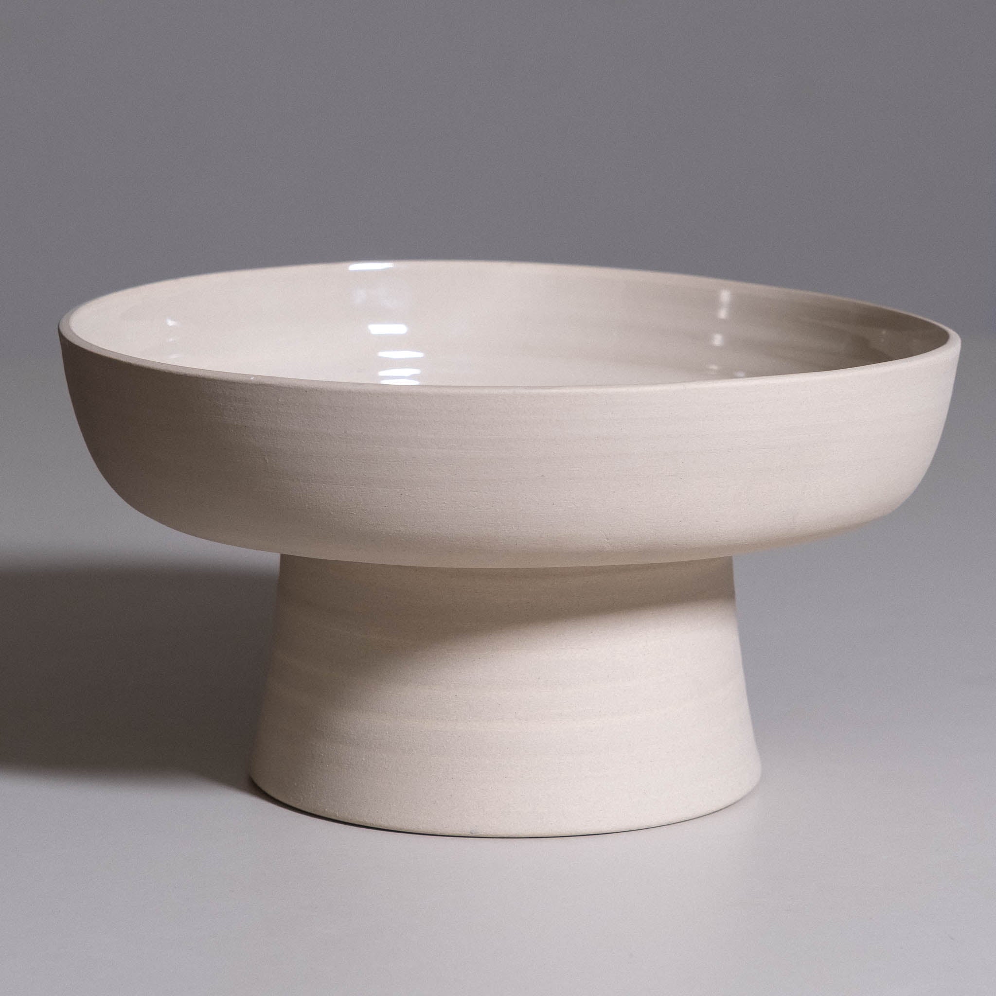 Pedestal Bowl aus handgemachter Keramik mit feiner Aleah Glasur und Sockel.