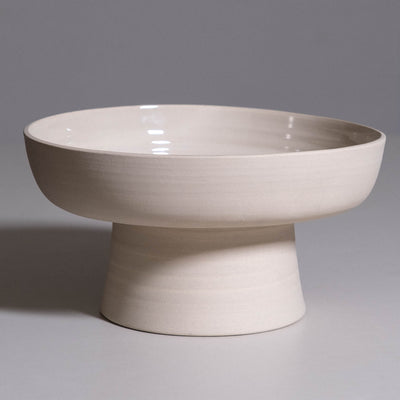 Pedestal Bowl aus handgemachter Keramik mit feiner Aleah Glasur und Sockel.