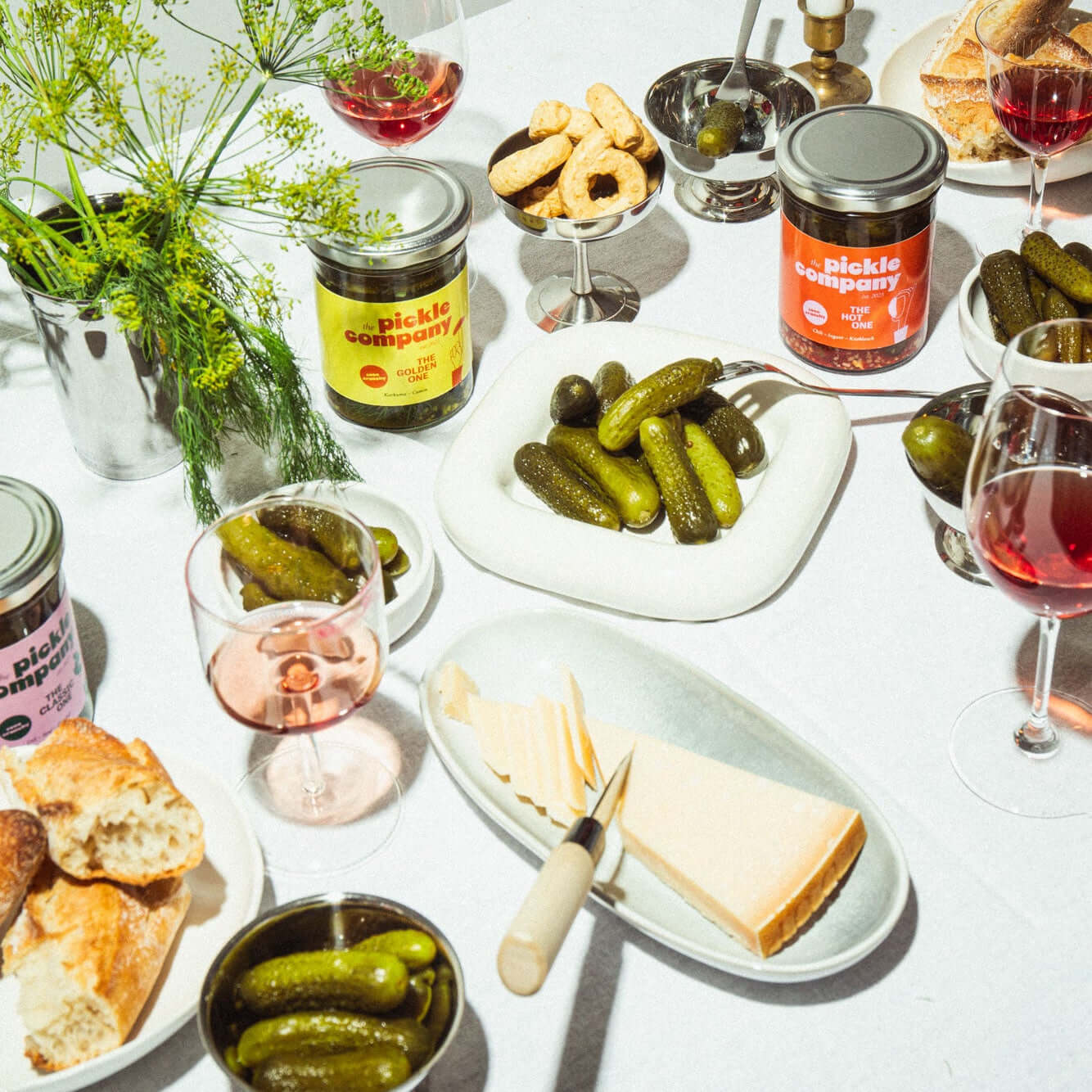 Pickling and pottery workshop: eine gedeckte Tafel mit eingelegten Gurken, Snacks und Getränken in Frankfurt.