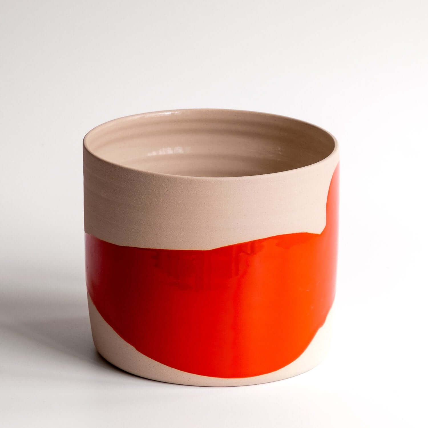 handgemachter roter Pflanzentopf mit klarer zylindrischer Form und rotem Muster