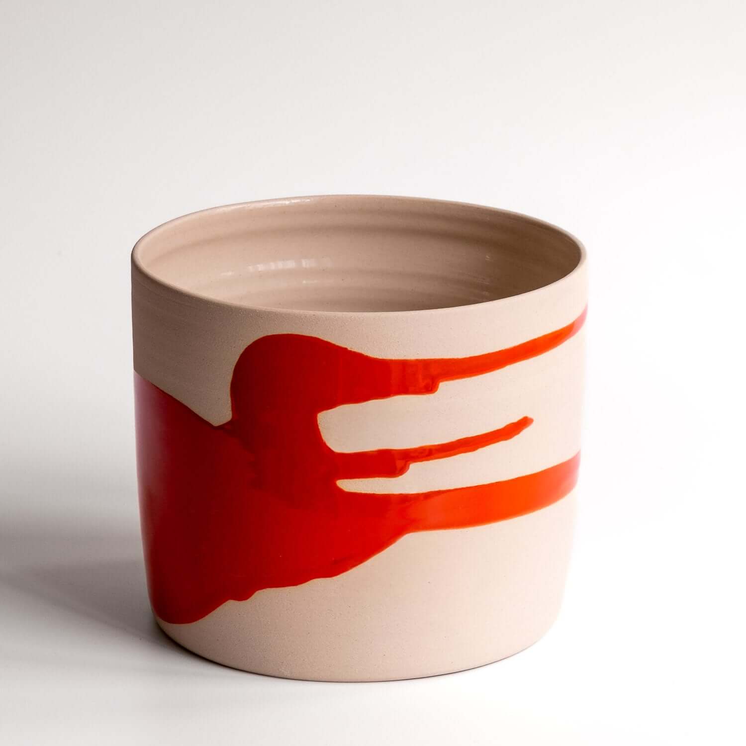 Handgemachter roter Pflanzentopf mit klarer Zylindrischer Form und rotem Design