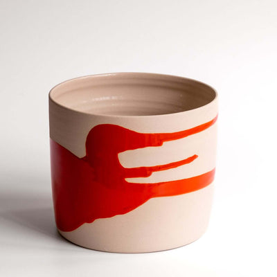 Handgemachter roter Pflanzentopf mit klarer Zylindrischer Form und rotem Design