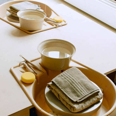 Wochenend Töpferkurs mit Viola – Arbeitsplatz mit Werkzeug und Materialien für Töpfern