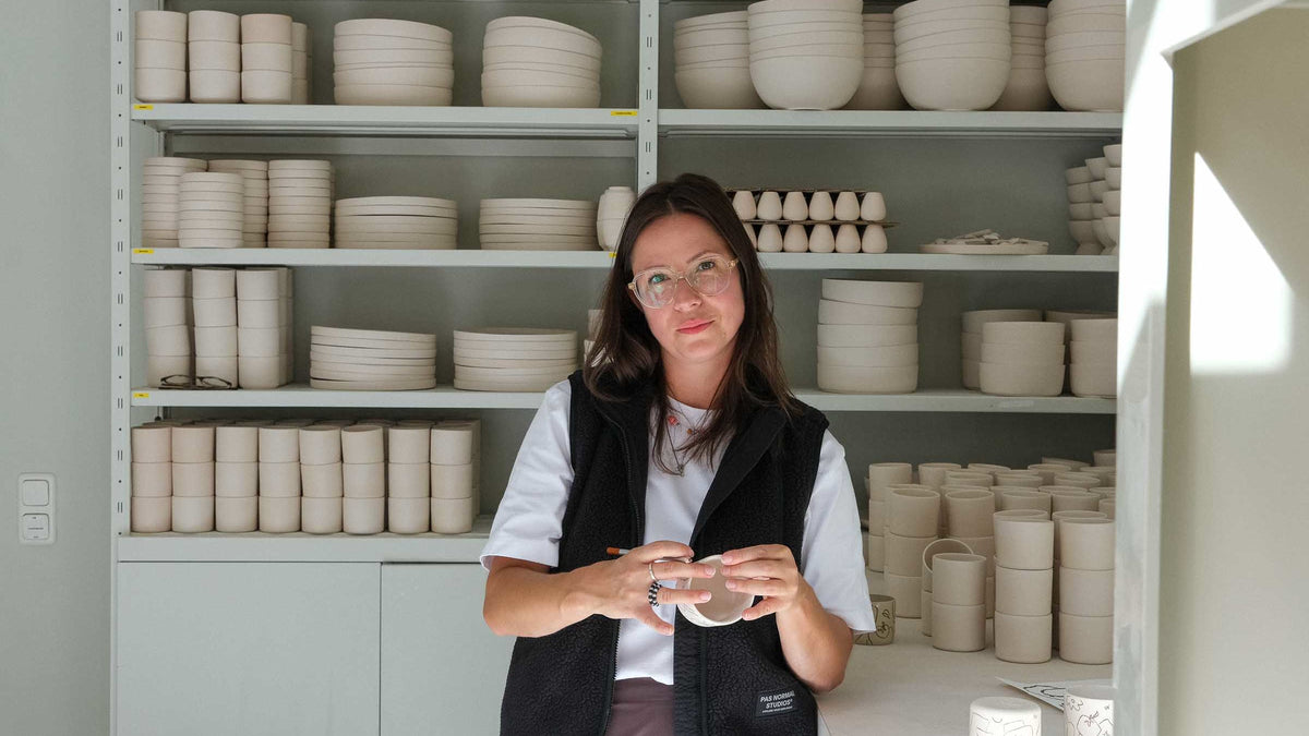 Video laden: Steffi Bauer Illustrated Handpainted Ceramics - Limited Edition