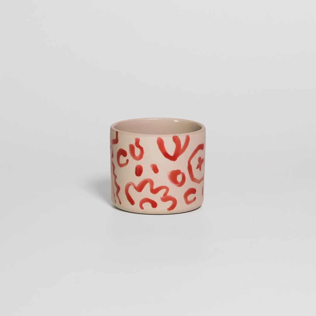 Video laden: Video of the hand-painted red coffee cup by Viola Beuscher x Steffi Bauer, turning to show the illustration all around