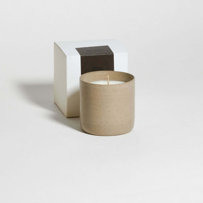 Duftkerze Sandelholz in braunem Steinzeugbecher mit Verpackung, 225 g und 55 Stunden Brenndauer.