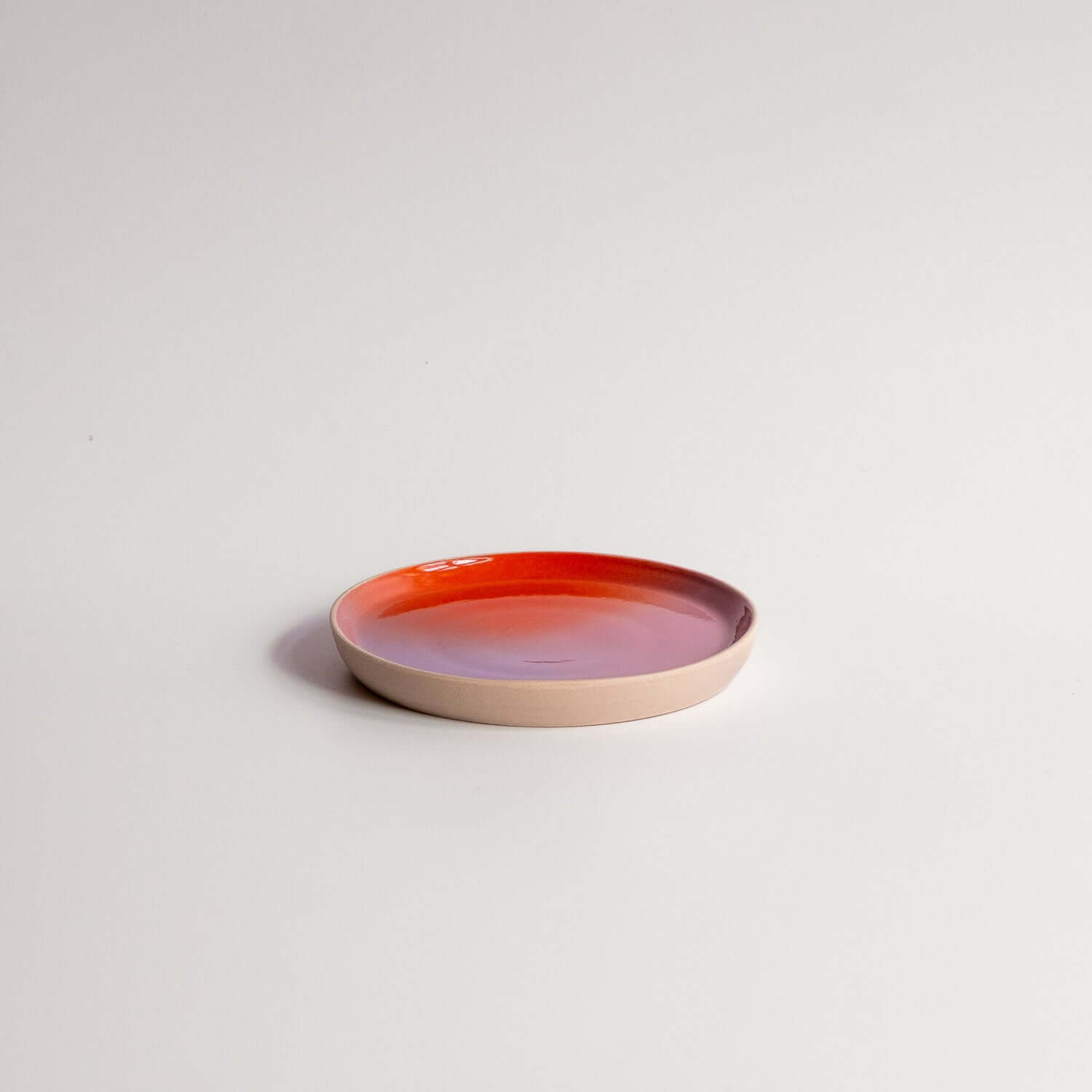 Handgemachte Keramikuntersetzer New Dawn mit sanftem Farbverlauf und flachem Design.