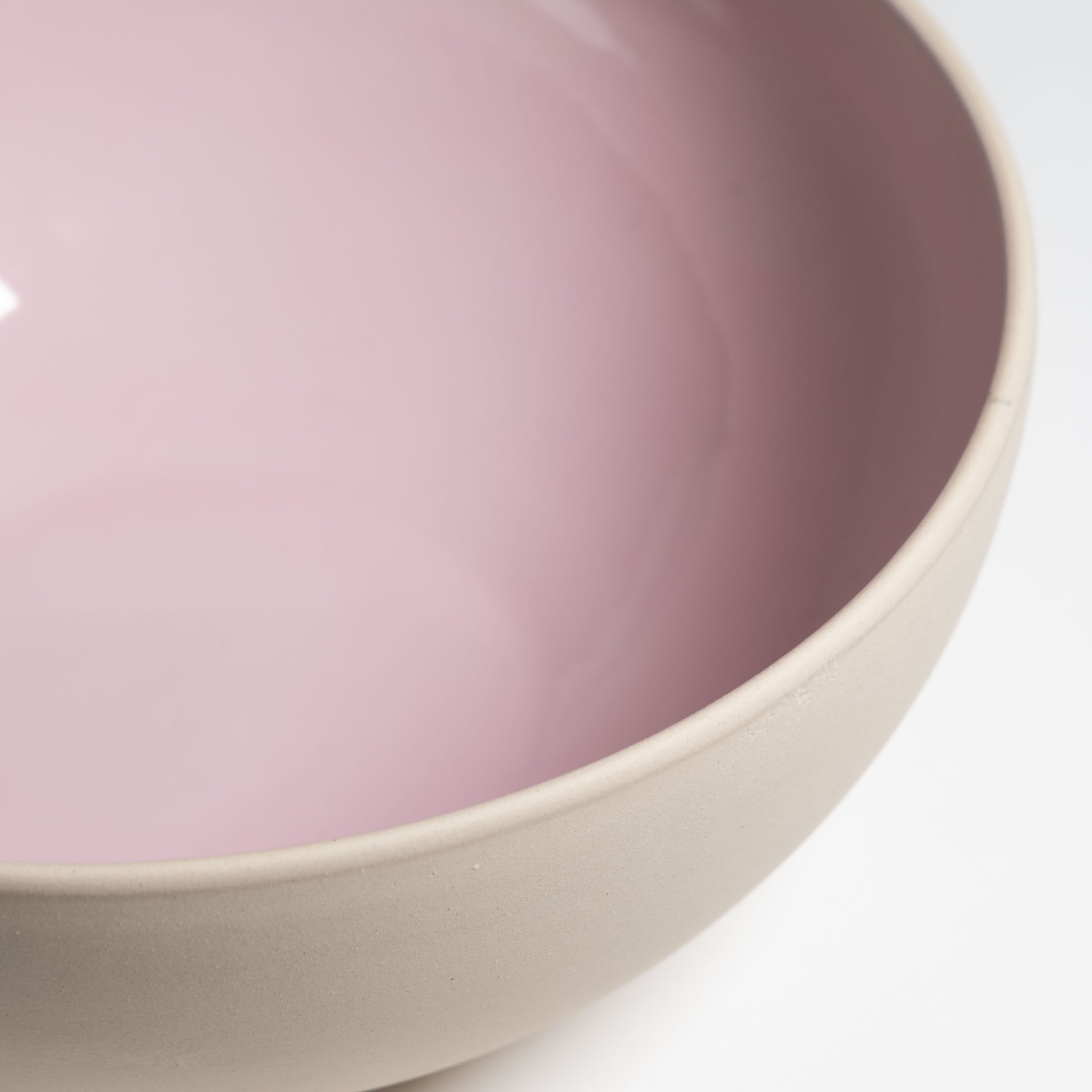 Serving Bowl Pink - Pre Order, große Steingut-Schüssel mit glänzendem pinkem Innenraum und rohem, unglasiertem Außen.