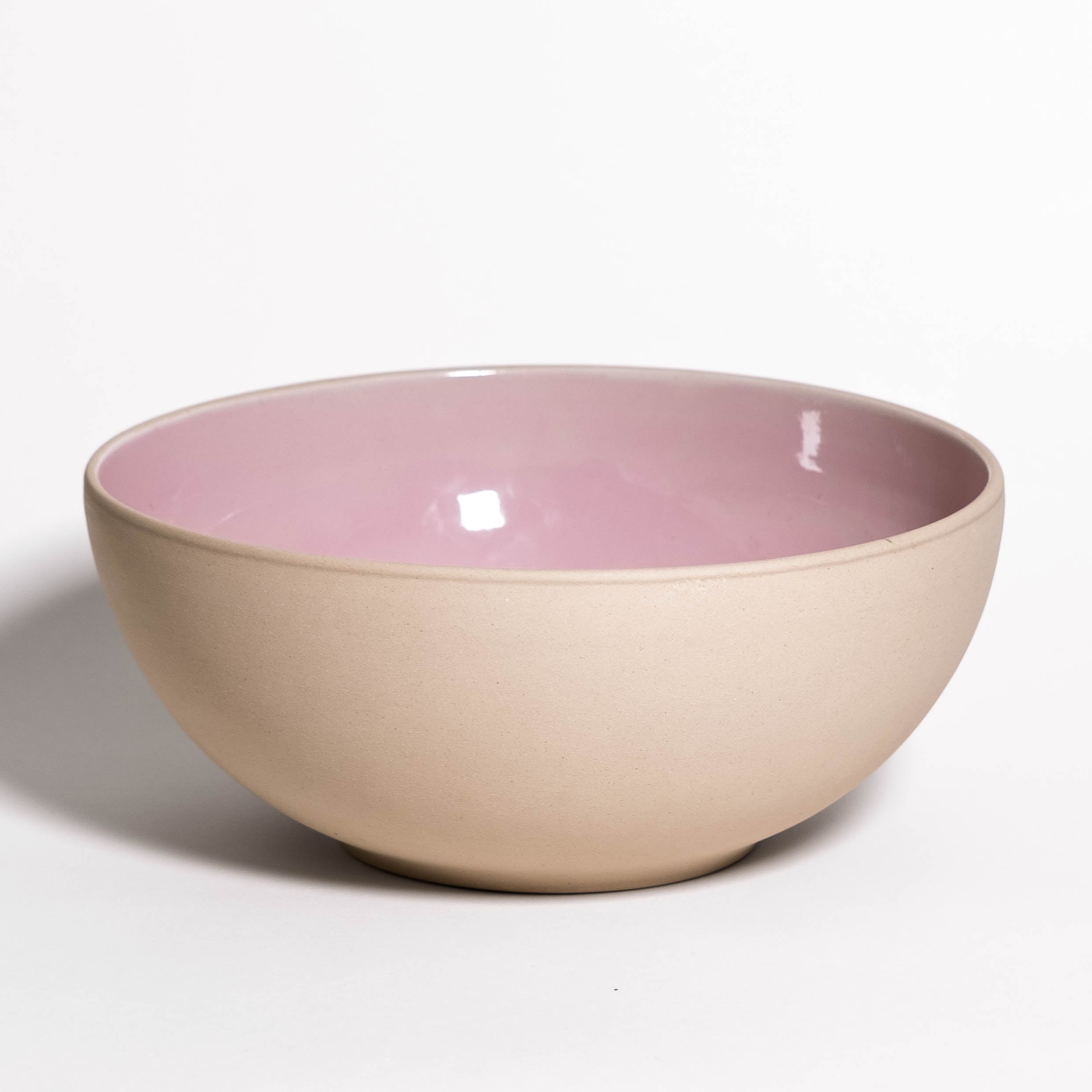 Serving Bowl Pink - Pre Order, große Steinzeug-Schale mit glänzender rosa Innenfläche und unglasiertem äußeren Finish.