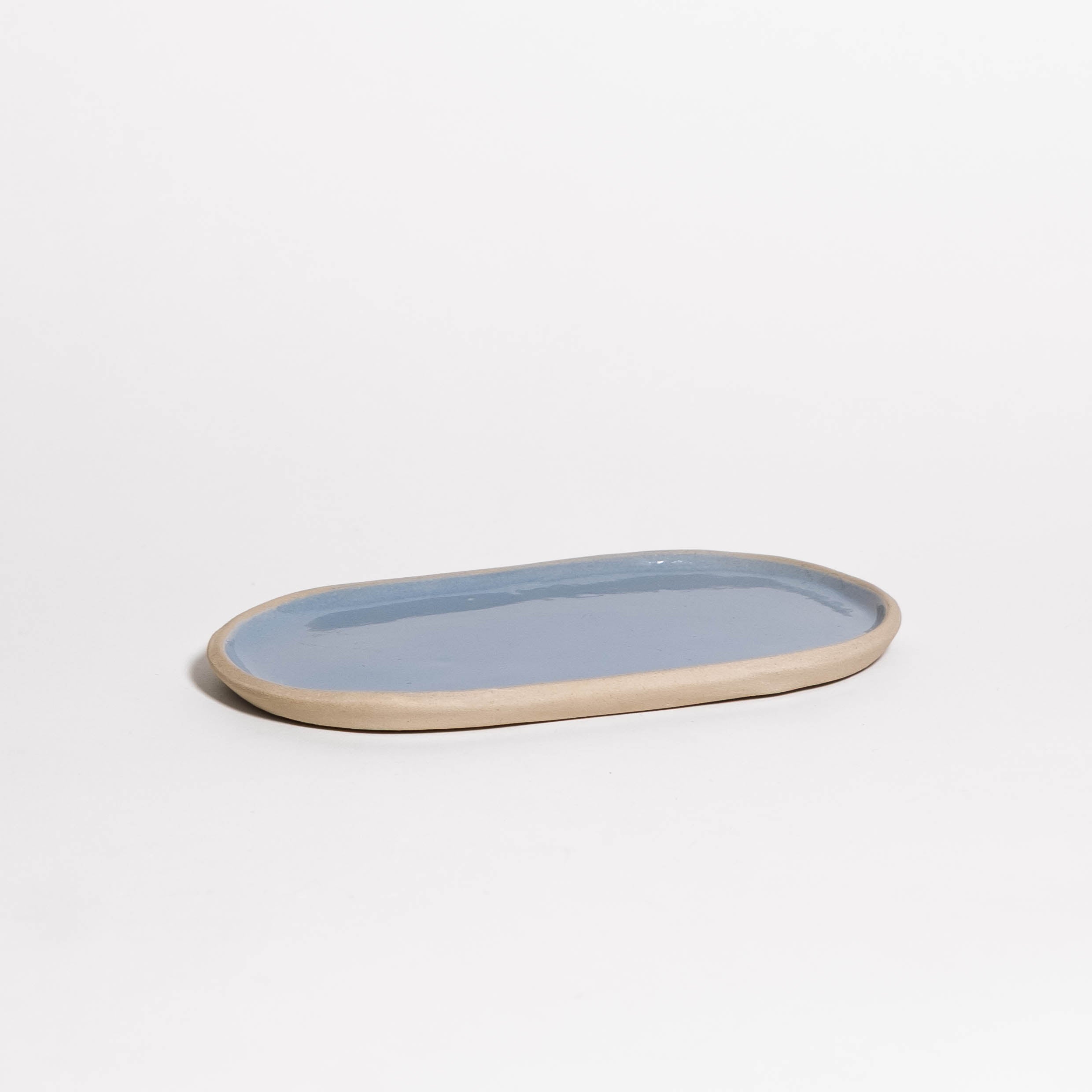 Serviertablett Oval Iceblue aus Steinzeug, klein und flach, ideal für den Nachttisch oder Schreibtisch.