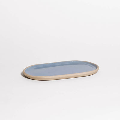 Serviertablett Oval Iceblue aus Steinzeug, klein und flach, ideal für den Nachttisch oder Schreibtisch.