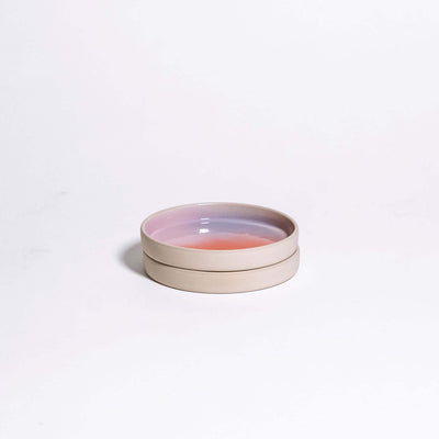 Set of 2 - Saucer - New Dawn, kleine steinware Saucer mit Farbverlauf von Rot zu Pink und Lilac.