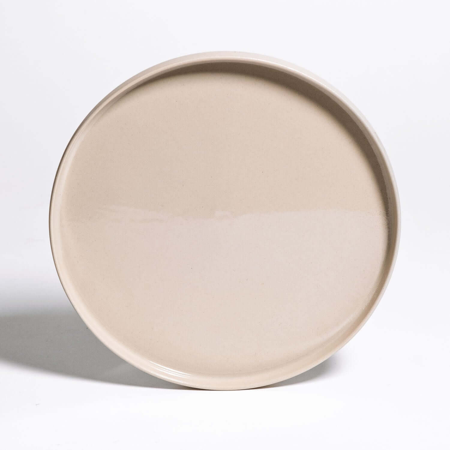 Set of 2 – Dinner Plates – Creme, zylindrische flache Steinzeug-Teller in Cremefarbe mit glänzender Glasur.
