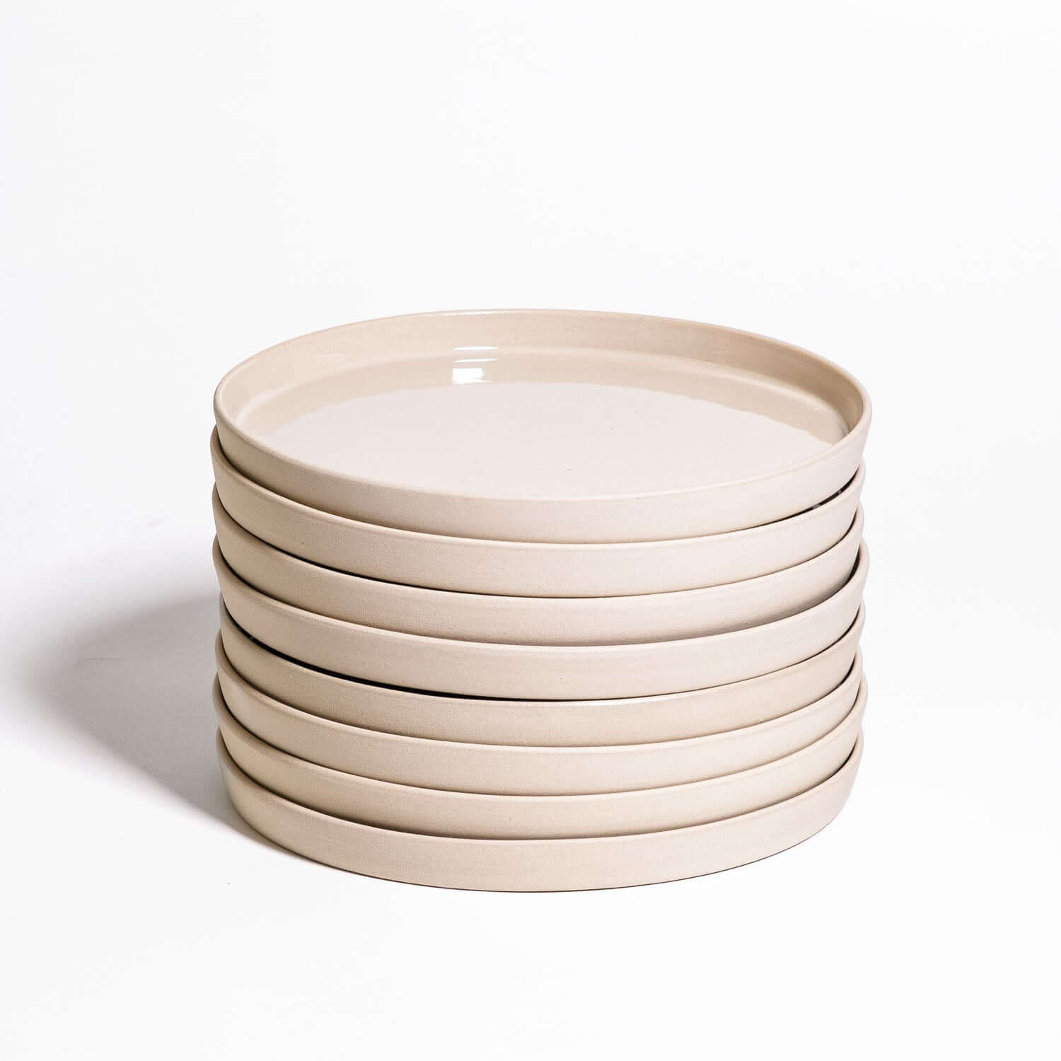 Set of 8 – Breakfast Plate – Creme, stapelbare Steinzeugfrühstücksteller in Cremefarbe.