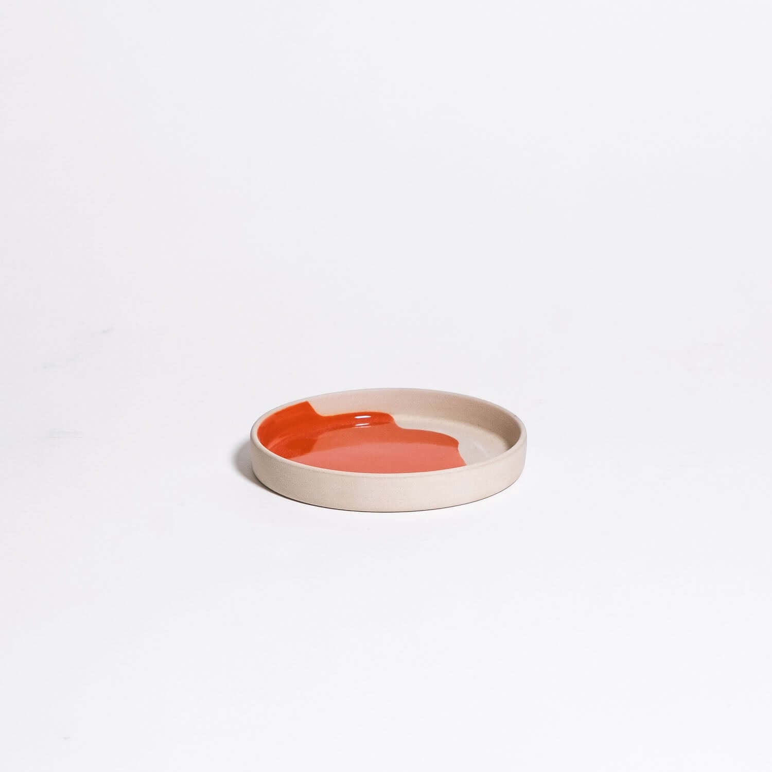 Steinzeug Untertasse in rot mit Splash-Glasur, 11,5 cm, flach und zylindrisch, vielseitig verwendbar.