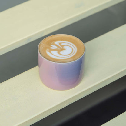Lilac Sky Kaffeebecherset auf einem hellen Tisch, handgefertigt mit einem zylindrischen Design und weichem Farbverlauf.