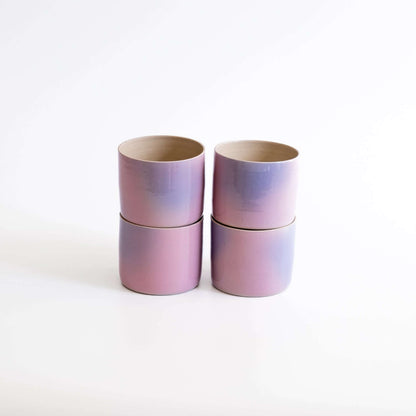 Kaffeebecherset Lilac Sky in einer ansprechenden Anordnung, gefertigt in Handarbeit mit zylindrischer Form.