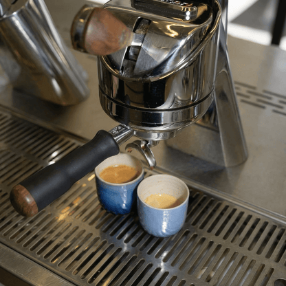 Espressomaschine mit zwei blauen Espressobechern aus dem blauer Verlauf Espressobecher Set.