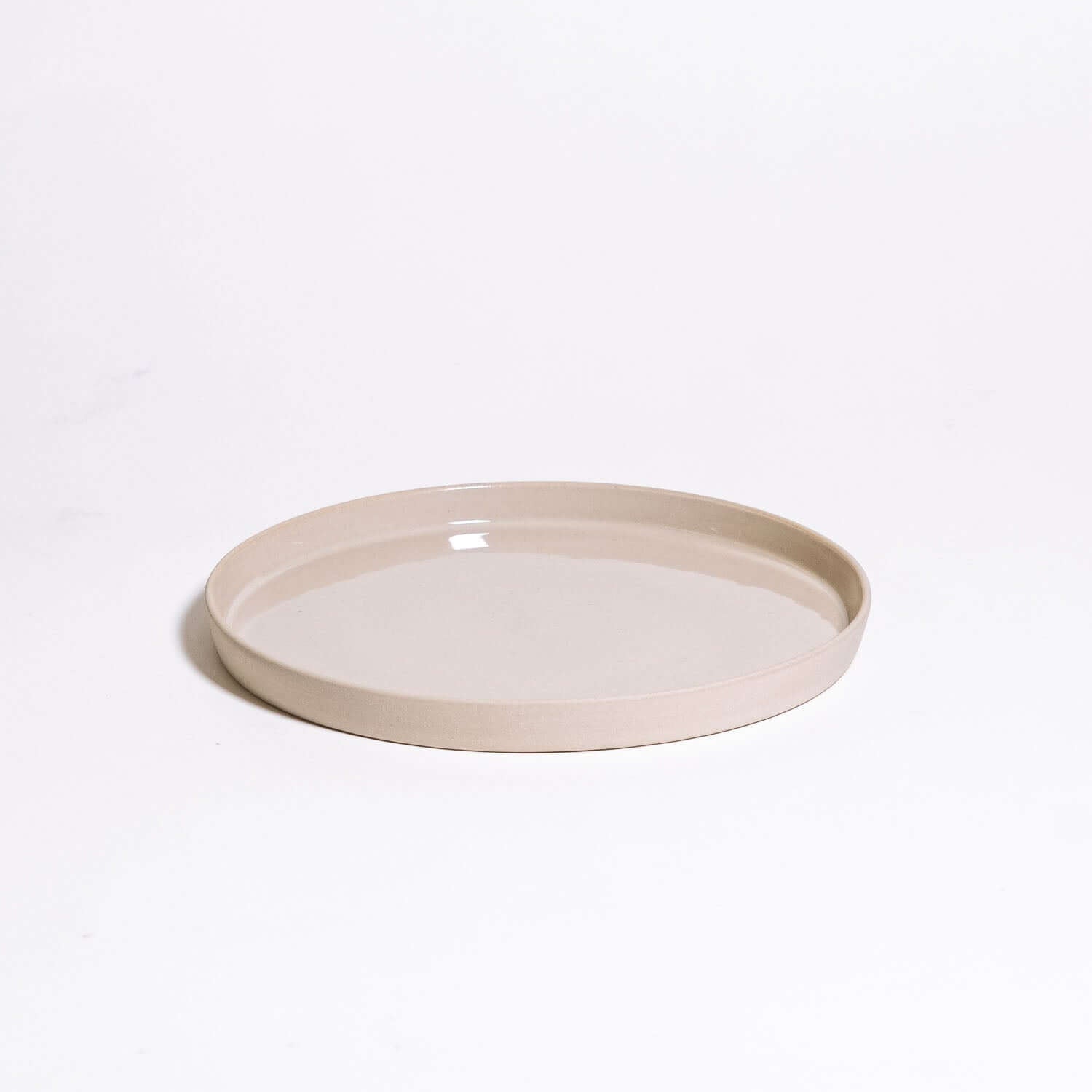 Set of 8 – Breakfast Plate – Creme in hellbeige, flach und zylindrisch, ideal für Frühstücksgerichte.