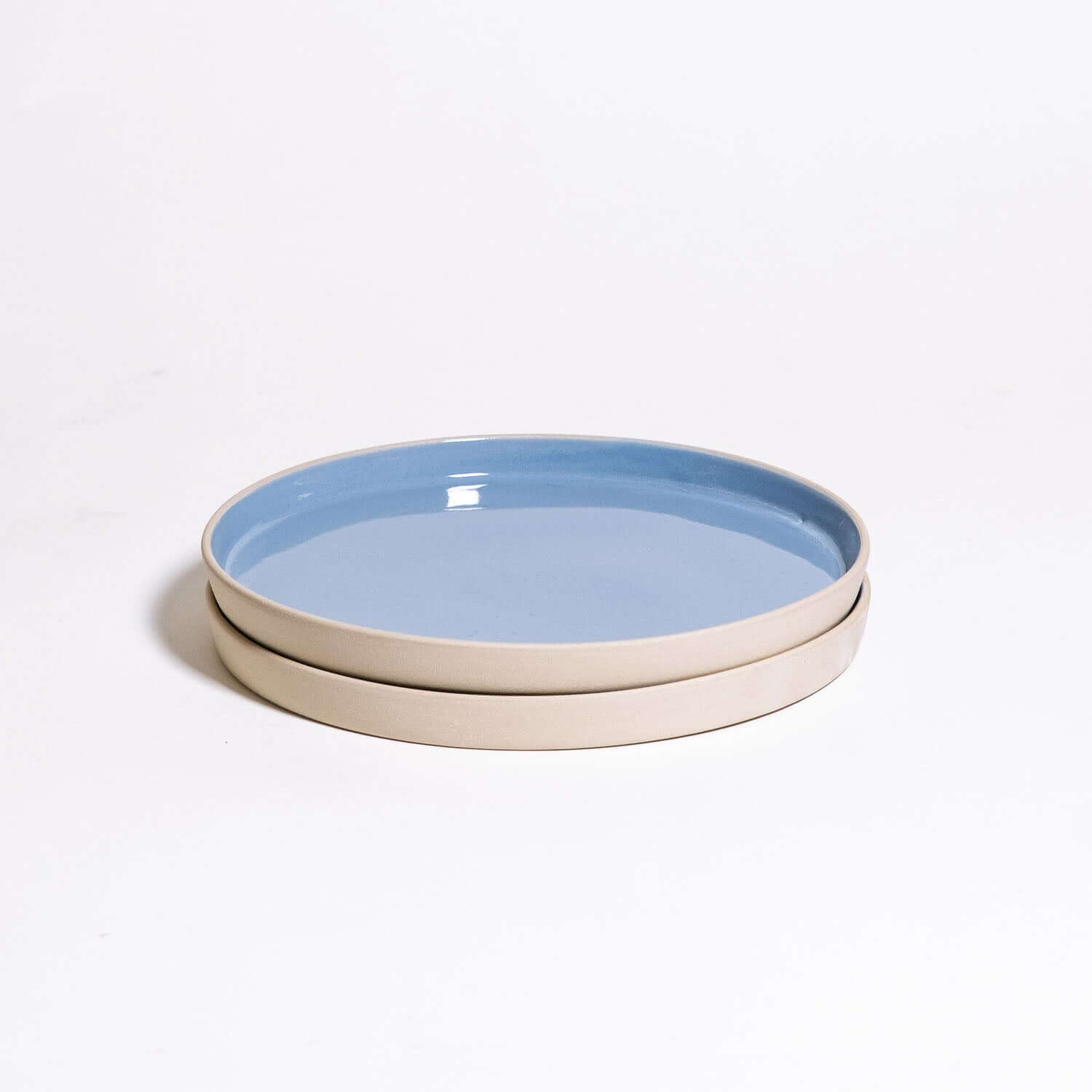 2er Set Steinzeug Frühstücksteller in eisblauer Glasur, zylindrisch und flach, Ø 19 cm.