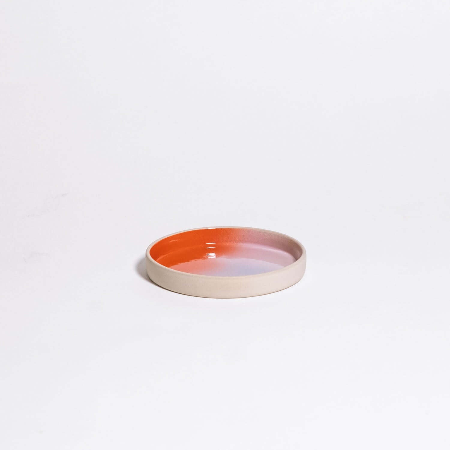Set of 2 - Saucer - New Dawn: kleiner Steingut-Saucen mit rot-pink-lilafarbener Sprühgradient.