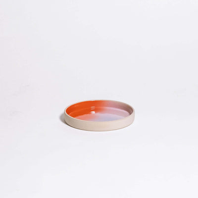 Set of 2 - Saucer - New Dawn: kleiner Steingut-Saucen mit rot-pink-lilafarbener Sprühgradient.