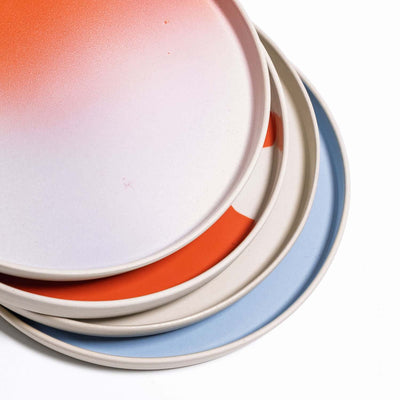 Set of 4 - Breakfast Plate – Mixed Colors in verschiedenen Farben aufeinander gestapelt.