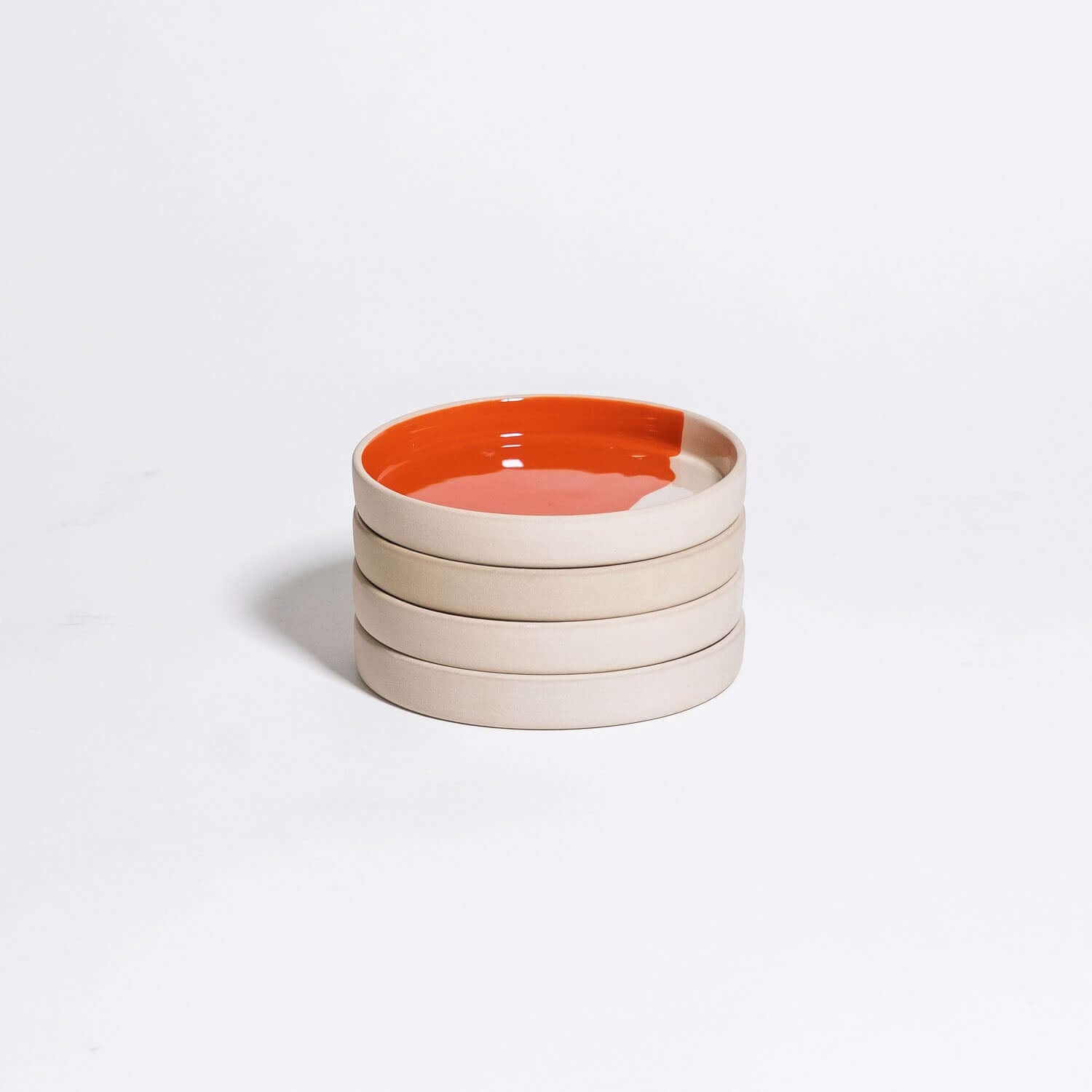 4er Set Steinzeug Untertasse in rot mit Splash-Glasur, zylindrische Form, 11,5 cm Durchmesser.