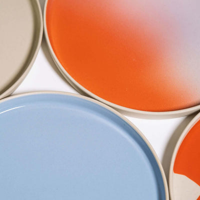 Set von 4 - Dinner Plate - Mixed Colors: Steingut Teller in Creme, Iceblue, New Dawn und Splash Red.